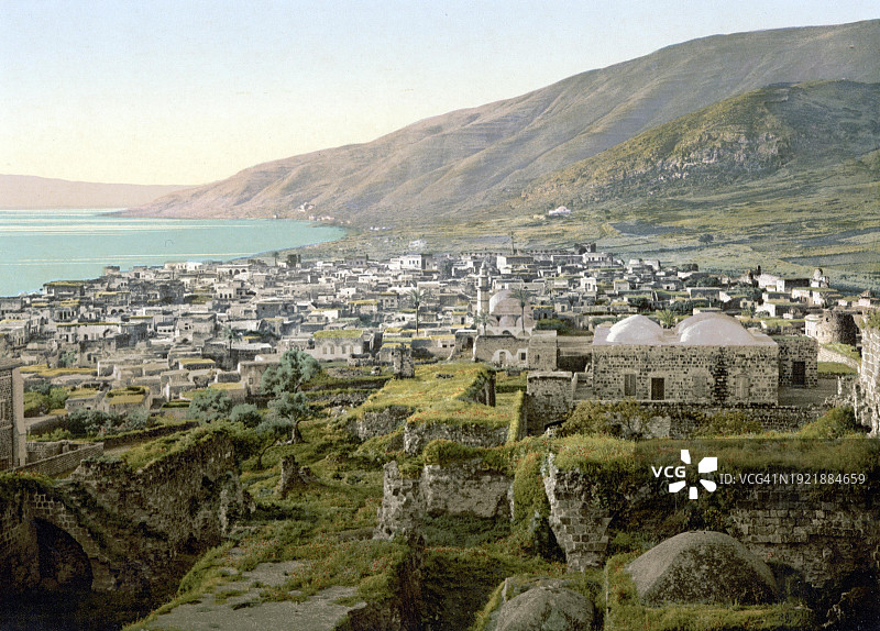 太巴列,约1890年,以色列加利利地区的城镇,数码修复的19世纪原版复制品,从堡垒看到的景色,圣地,以色列图片素材