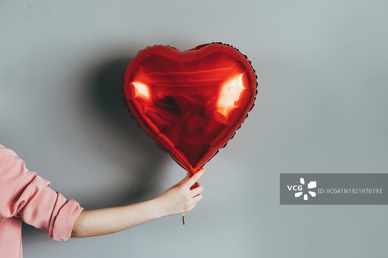 红色心形球，爱心象征情人节礼物图片素材