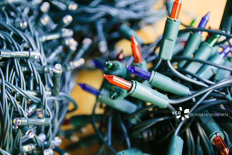 缠绕的圣诞灯图片素材