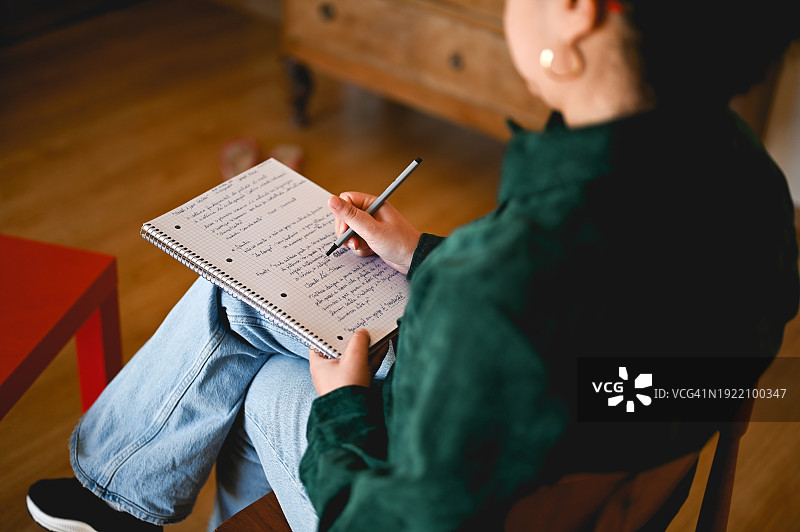 制作待办事项清单的特写图片素材