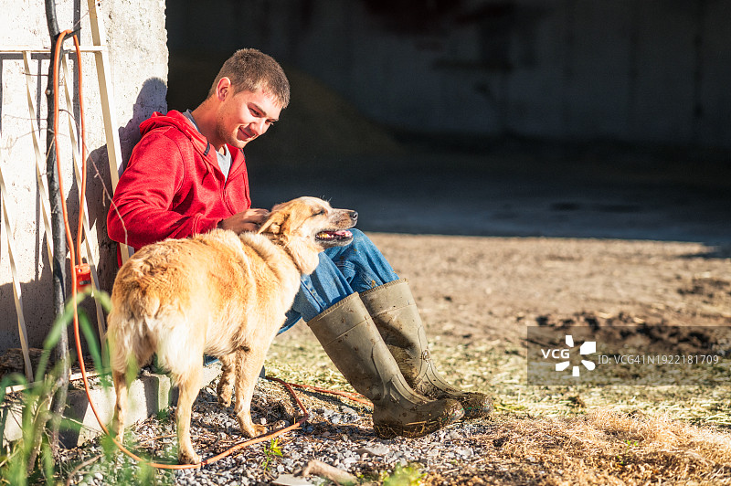 农场工人和农场犬正在休息图片素材