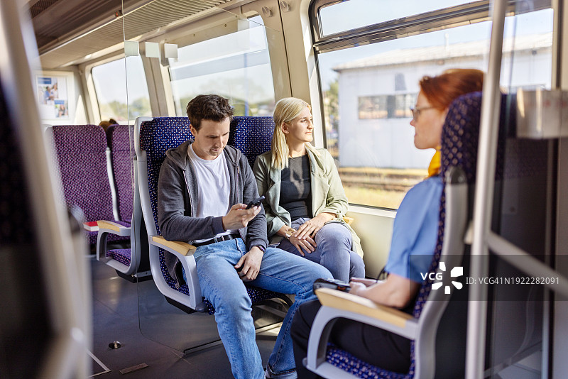 男人和女人与列车员一起乘火车图片素材