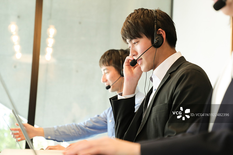 男客服人员帮助支持他的客户图片素材