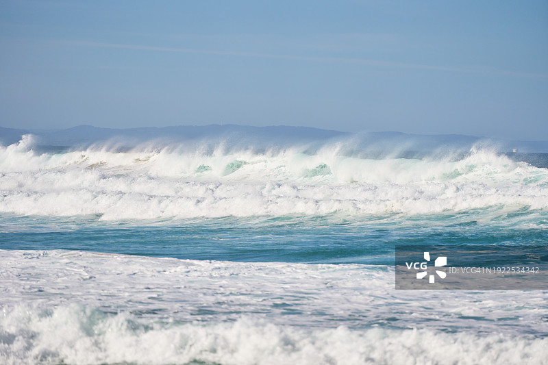 晴朗天气的撞击海浪图片素材