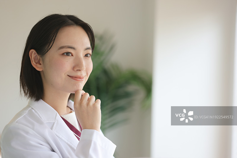 思考中的年轻女医生肖像图片素材