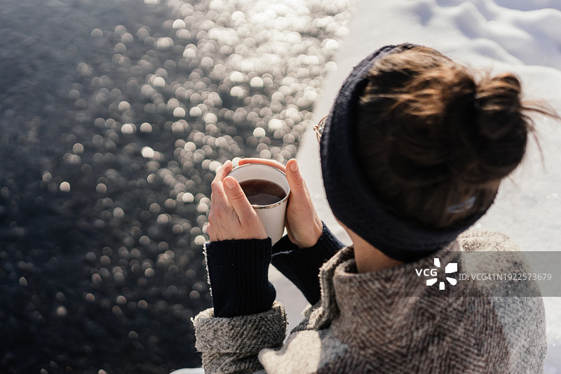 女人们在冬季冰冻的湖面上喝茶图片素材