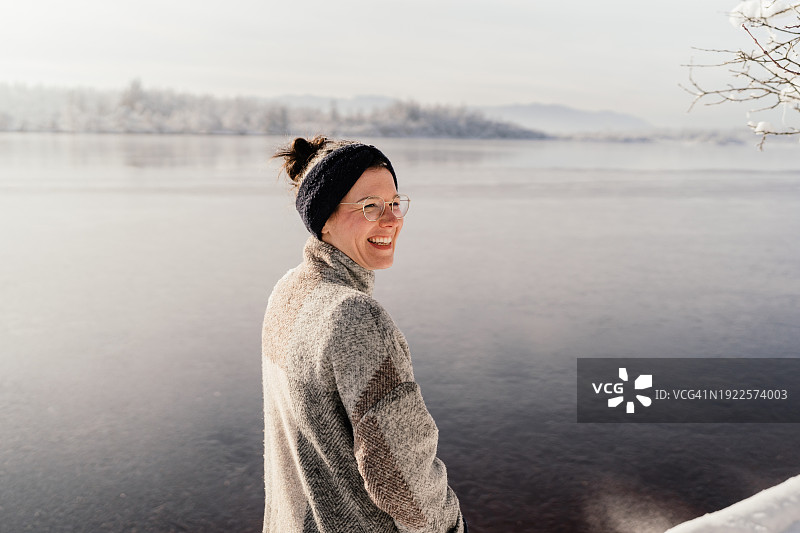 冬季 женщины欣赏基尔希湖和远山景色图片素材
