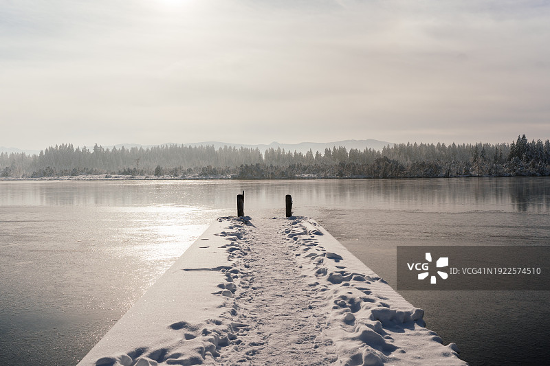 基尔希湖雪景桥梁与山脉背景图片素材