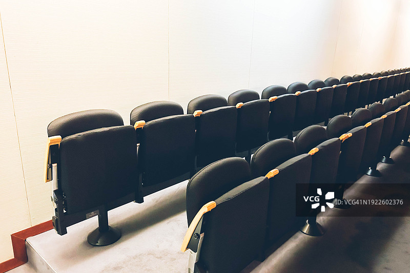 两排折叠座椅图片素材