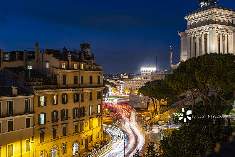 罗马夜景：维托里奥·埃马努埃莱二世纪念堂与威尼斯广场图片素材