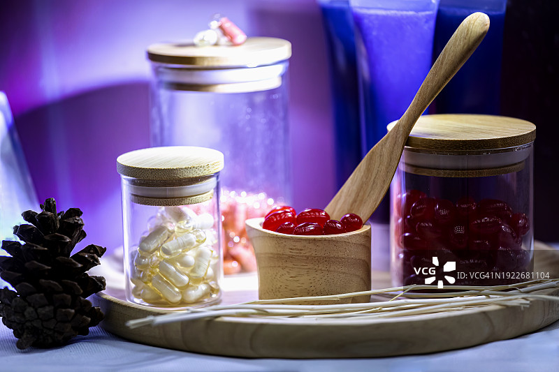 瓶装鱼油胶囊和Omega 3鱼油图片素材