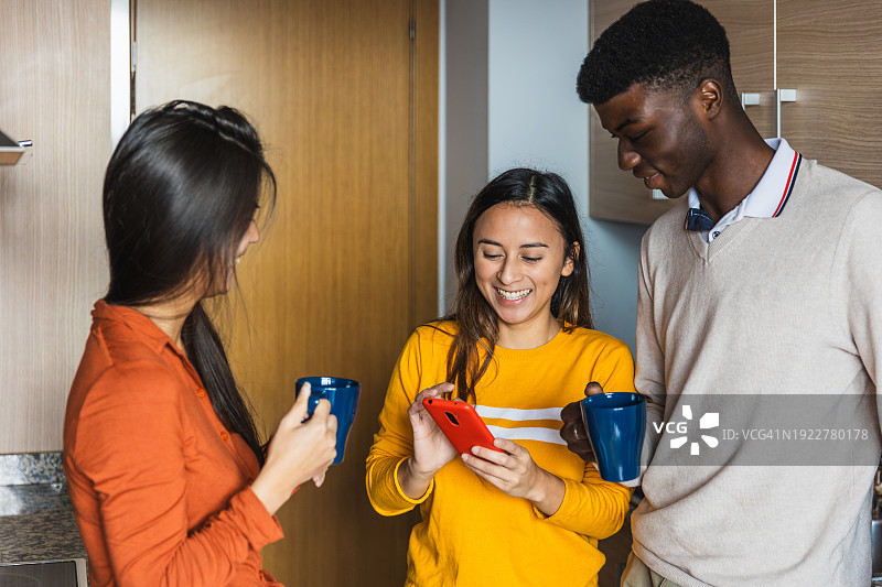 在带蓝色马克杯的现代厨房中休闲交谈图片素材