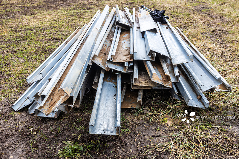 自然环境中的金属垃圾图片素材