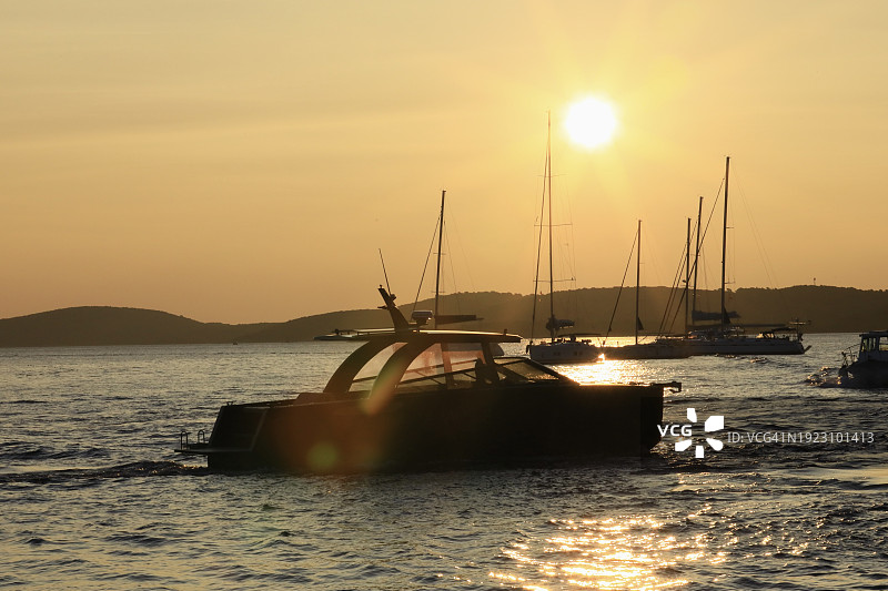 快艇半滑行船体设计图片素材