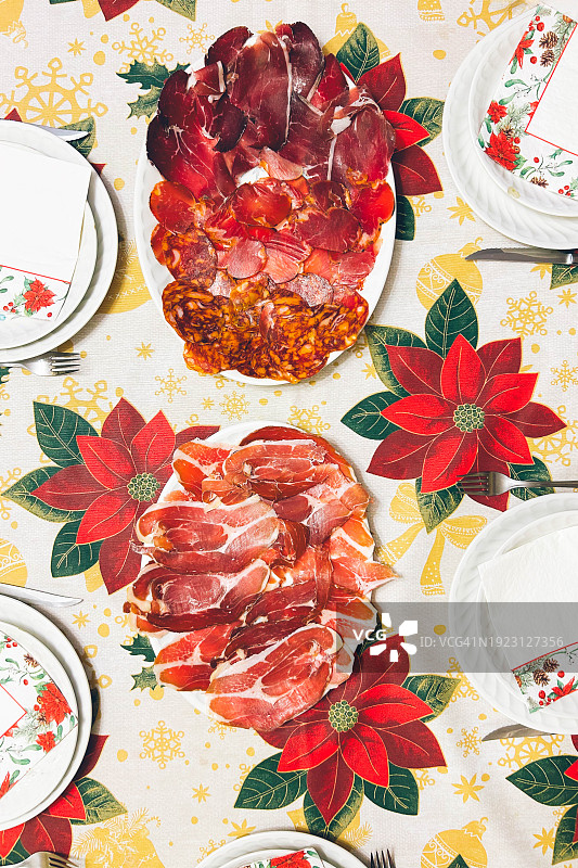 圣诞主题餐桌上的香肠拼盘（俯视角度）图片素材