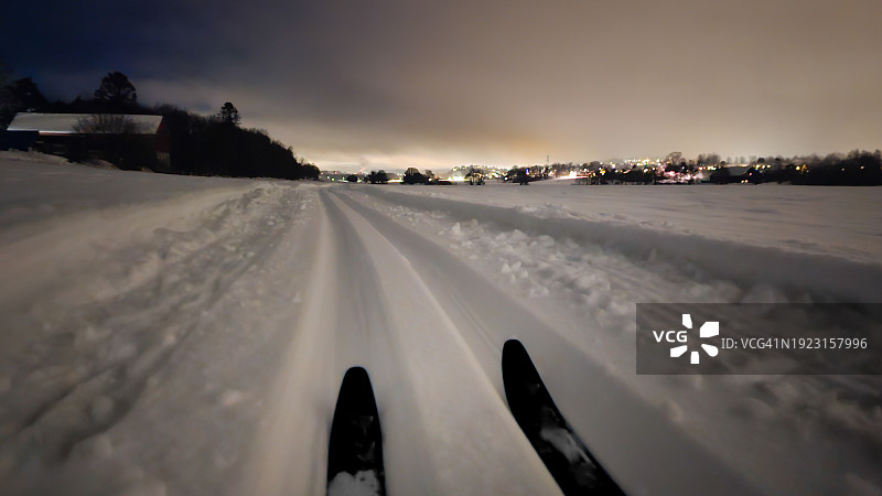 傍晚滑雪图片素材