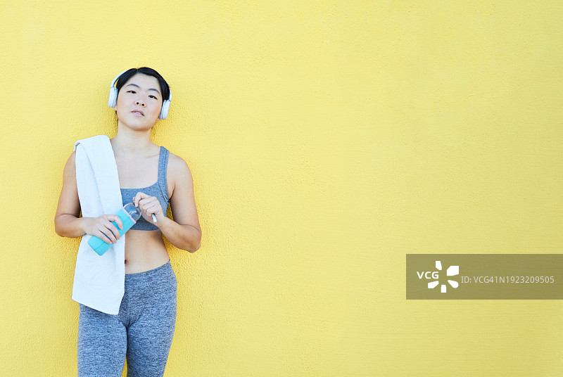 摆姿势拍照的亚洲女运动员图片素材