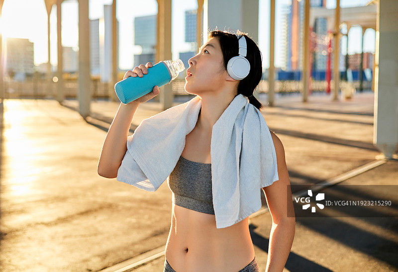亚洲女运动员喝水图片素材