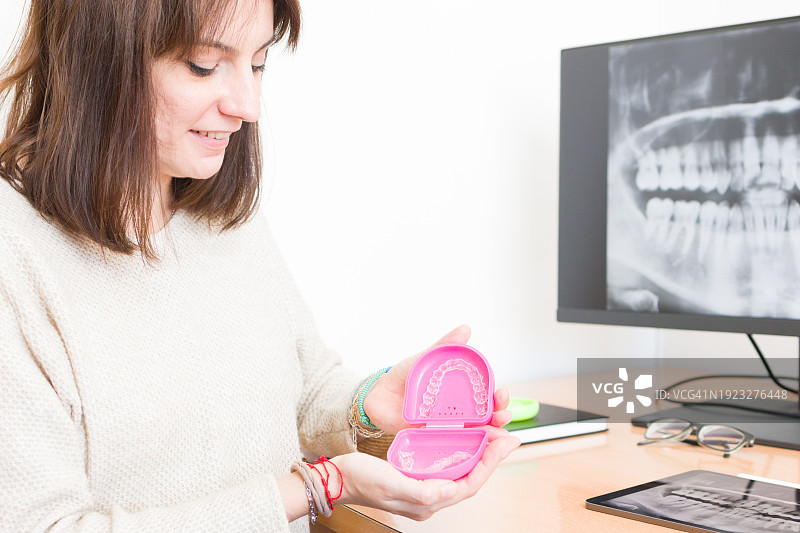 白人成年女人微笑佩戴隐形牙套图片素材
