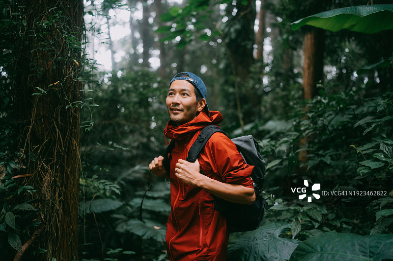 男子在中国台湾阿里山探索热带雨林图片素材