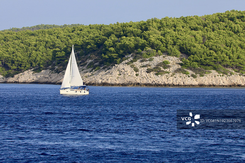 亚得里亚海的无人岛和单人帆船图片素材