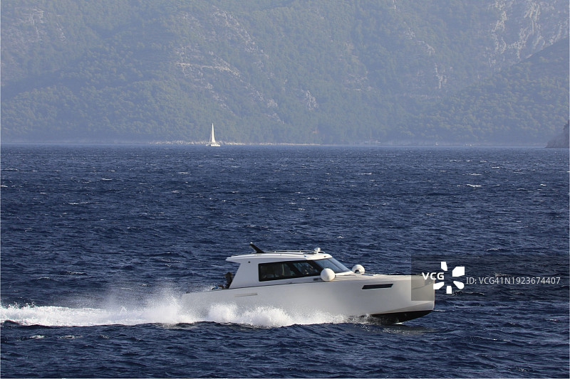 船尾带有半排水型船体的舱室巡洋艇图片素材