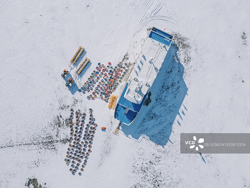 冬季冰封湖中抛锚船只的鸟瞰图图片素材