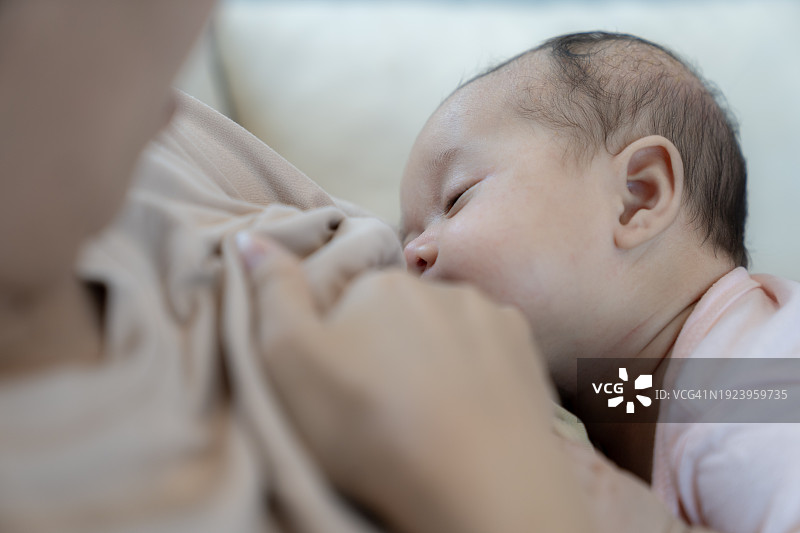 在家母乳喂养的婴幼儿图片素材