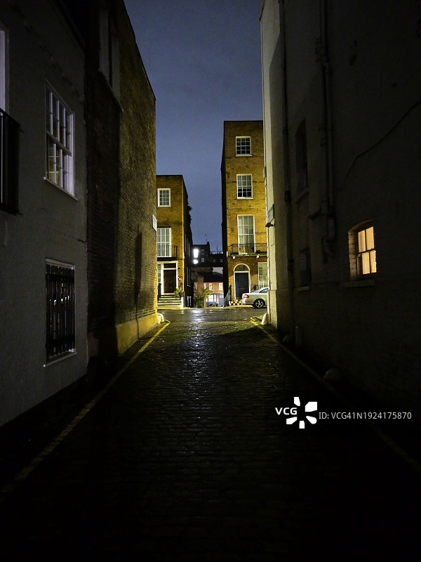 英国伦敦夜晚的狭窄街道，无人，自然光图片素材