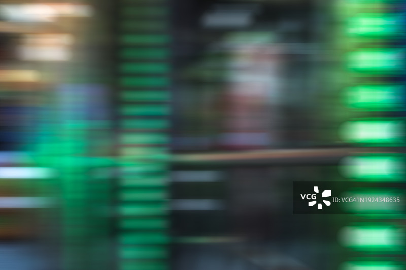 镜面上反射的虚焦绿色霓虹灯图片素材