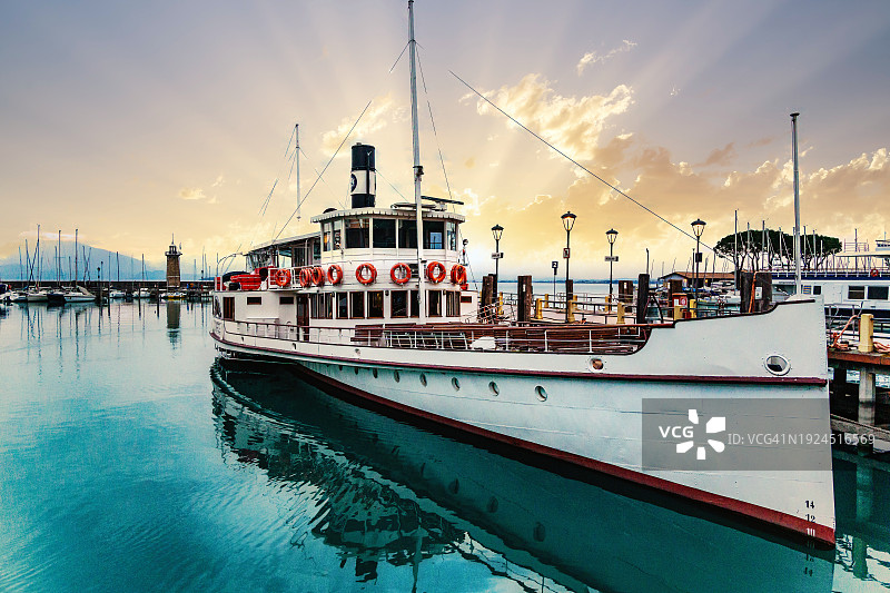 美丽的白色船只图片素材