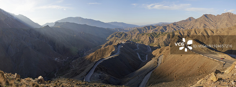 阿特拉斯山脉及其蜿蜒道路全景图片素材