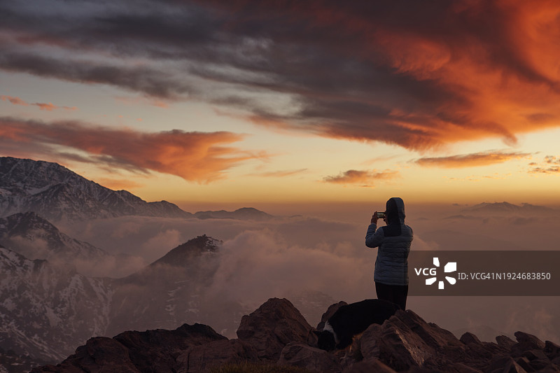 孤独的女徒步旅行者拍摄日落和山脉图片素材