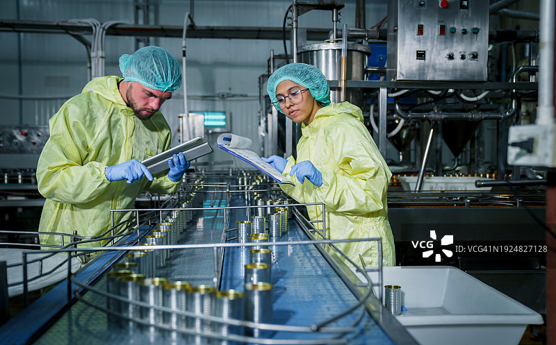 小型工厂工人图片素材