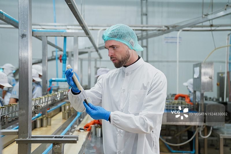 团队在工厂进行质量检验，并合作出口食品生产线。图片素材