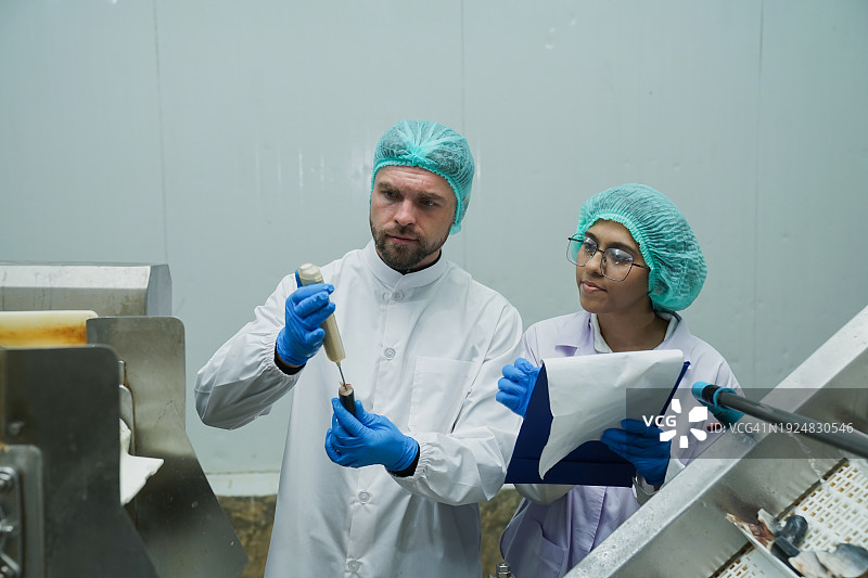 团队在工厂进行质量检验，并合作出口食品生产线。图片素材