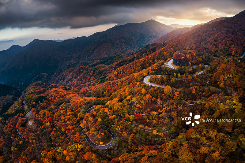 日本日光秋季蜿蜒道路的航拍景色图片素材