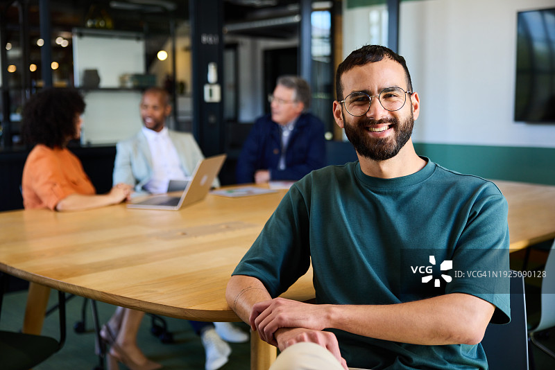 微笑的商人与同事在办公室会议室图片素材