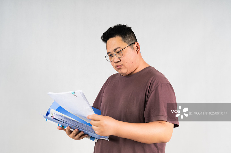 亚洲男人检查文件图片素材
