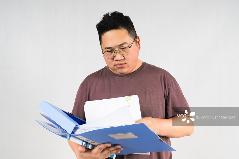 亚洲男人检查文件图片素材