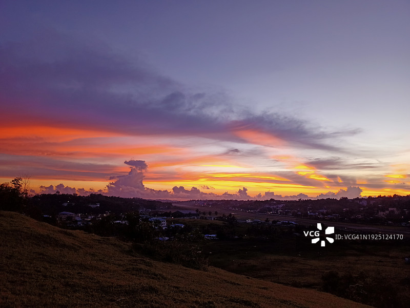 日落时天空映衬下的风景图片素材
