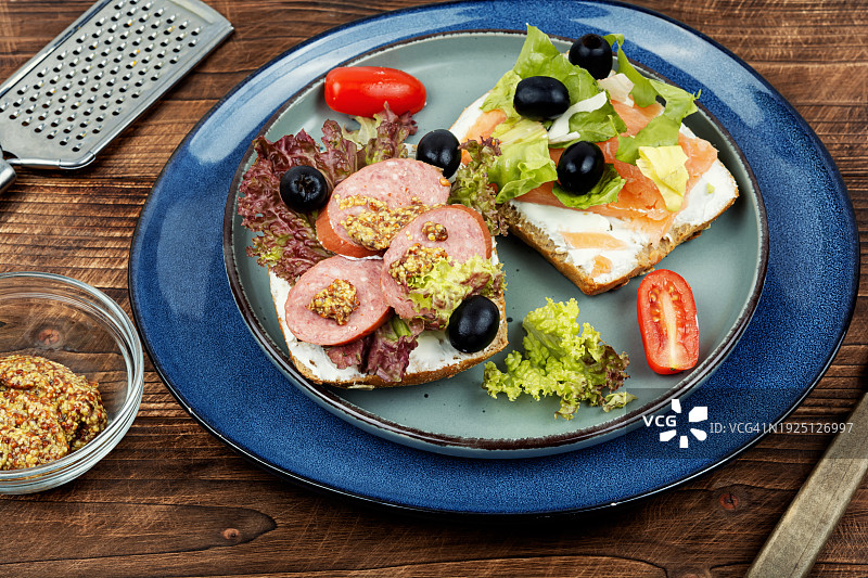 餐桌上食物的高角度视角图片素材