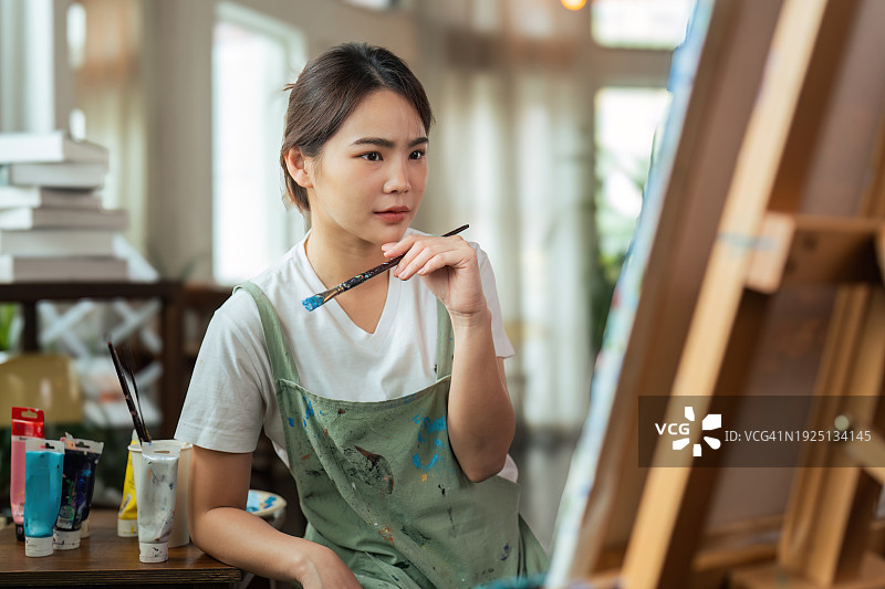 女画家创作艺术作品图片素材