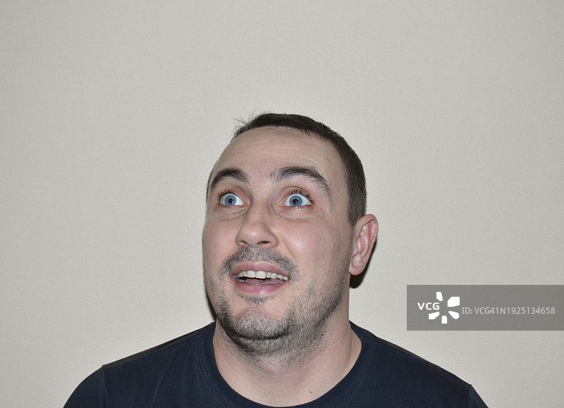 灰色背景下微笑的中年男人特写图片素材