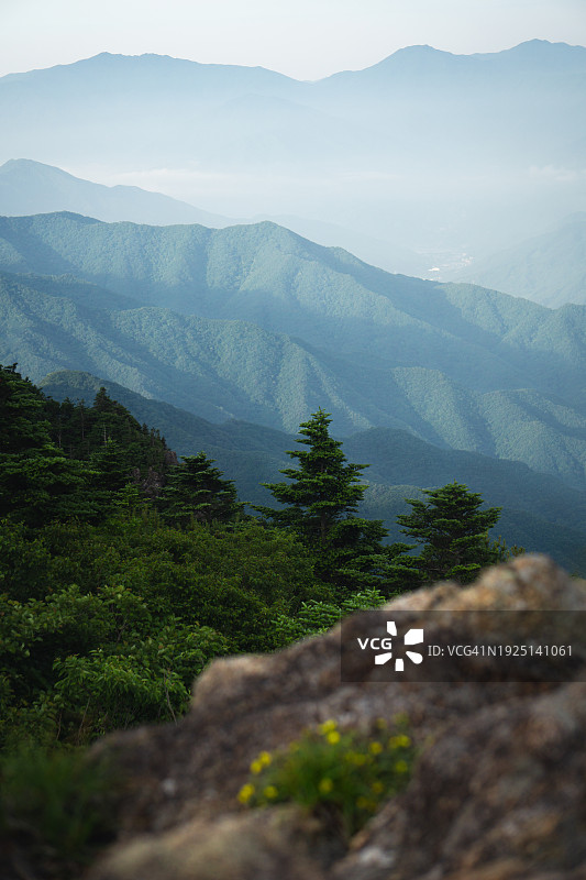山对着天空的美景图片素材