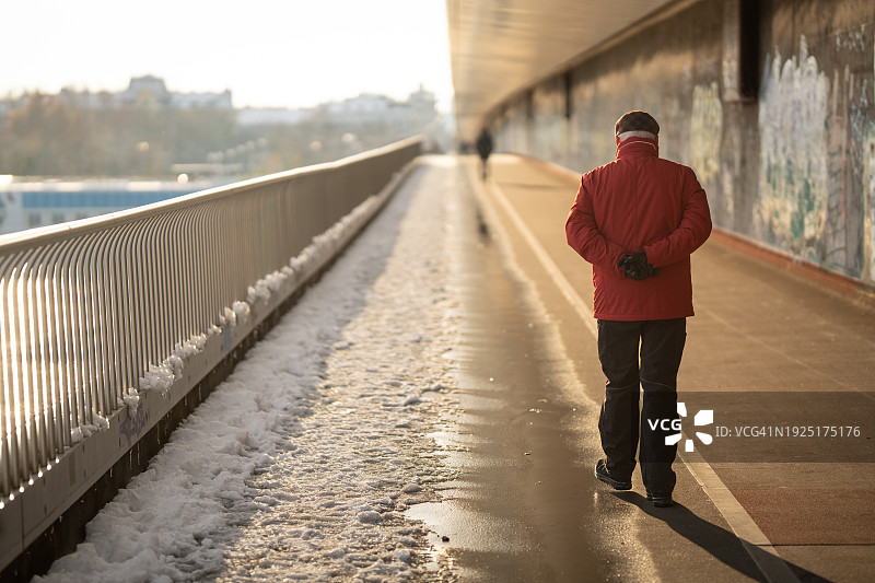 城市区域冬季的孤独图片素材