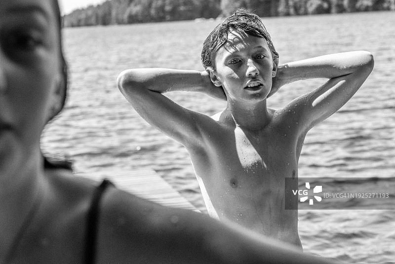 黑白照片：双手抱头的男孩图片素材