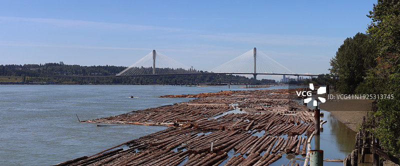 高角度拍摄的河上桥梁图片素材