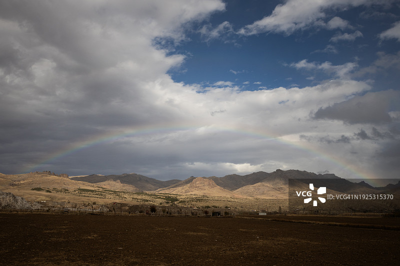 山脉上的彩虹景观图片素材