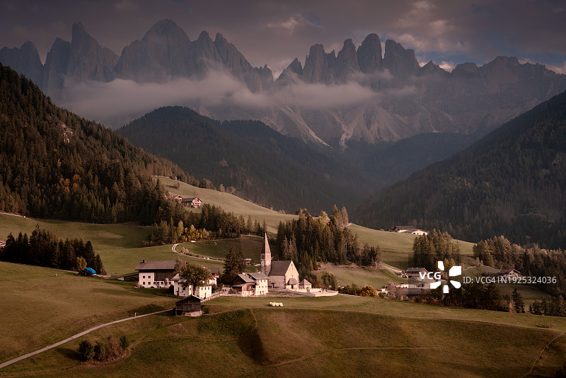 山对着天空的美景图片素材